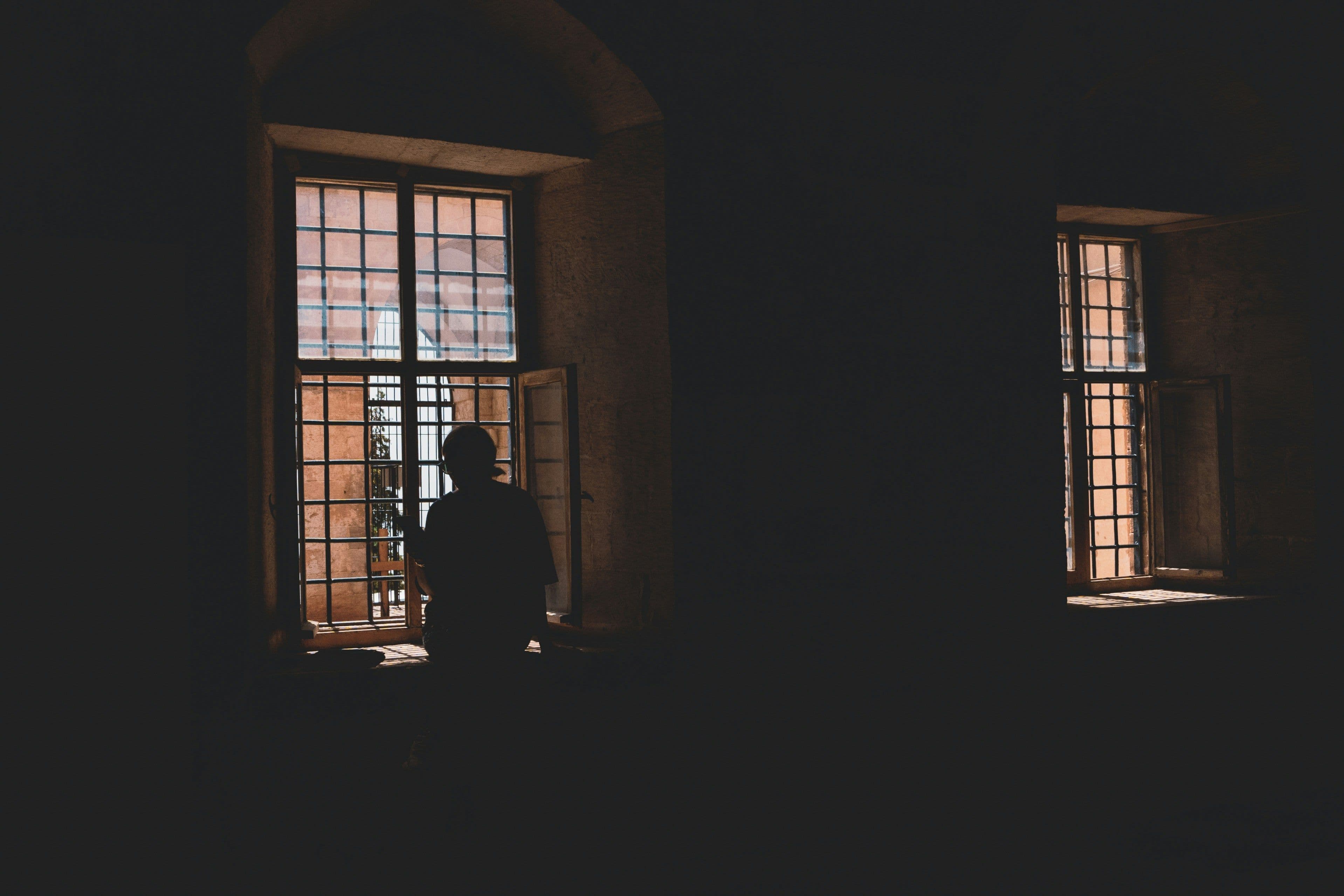 Mensch am Fenster